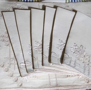 7 ANTIQUE LINEN PLACEMATS AND 6 MATCHING NAPKINS